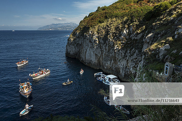 Zahlreiche Boote mit Passagieren  die in den Hafen der Insel Capri ein- und auslaufen; Capri  Kampanien  Italien