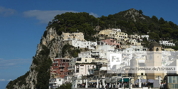 Bunte Gebäude auf einem Hügel; Capri  Kampanien  Italien