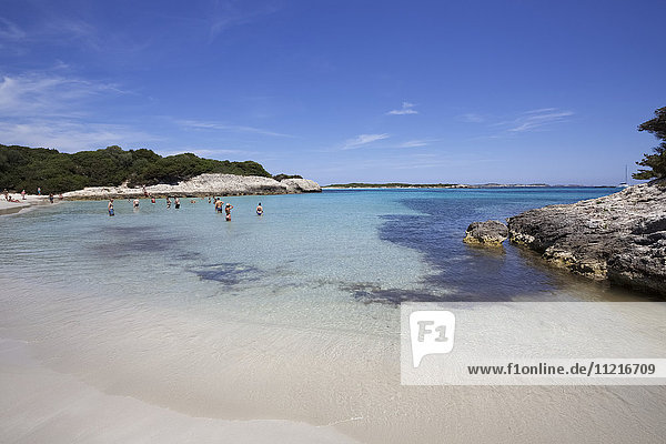 Ruhige Bucht mit weißem Sand und türkisfarbenem  klarem Wasser