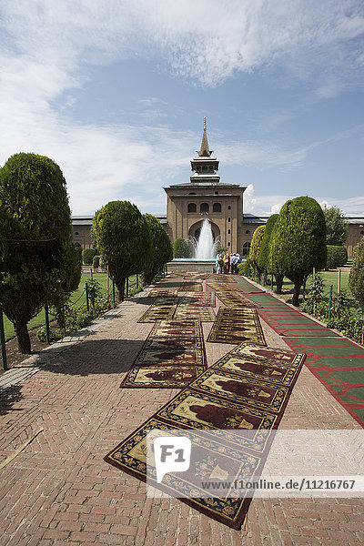 Gebetsteppiche in den zentralen Hofgärten der Jamia Masjid Moschee