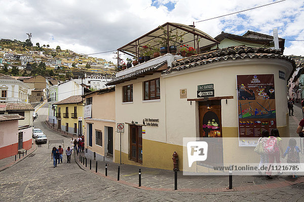 Straßenszene in der Altstadt mit Dachcafé und Blick auf die Statue der Jungfrau von Quito  Quito