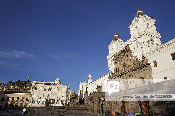 Außenansicht der Kirche St. Francisco und des kolonialen Hotels Casa Gangotena auf dem Platz