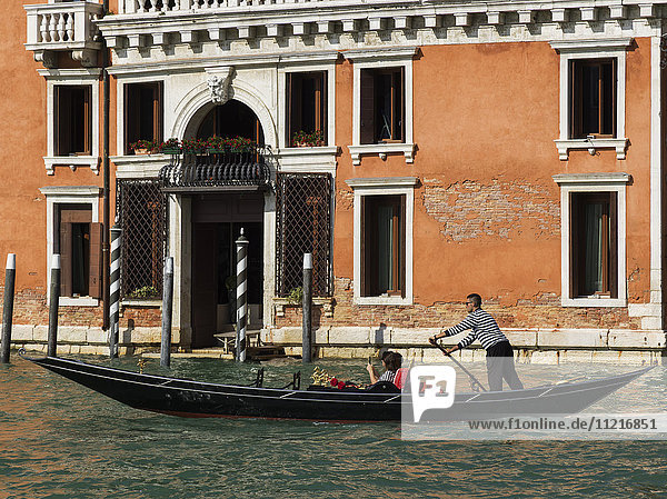 Gondoliere rudernde Gondel in einem Kanal; Venedig  Italien