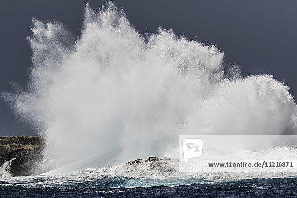 'Wellenschlag an der Küste von Kona; Kona  Insel Hawaii  Hawaii  Vereinigte Staaten von Amerika'.