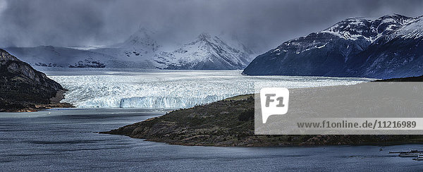 Perito-Moreno-Gletscher vor dem südpatagonischen Eisfeld  Nationalpark Los Glaciares; Provinz Santa Cruz  Argentinien'.