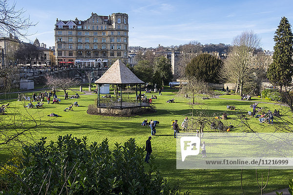 Menschen  die einen sonnigen Frühlingsnachmittag in den Parade Gardens genießen; Bath  Somerset  England