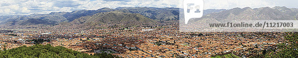Cusco  peruanisches Stadtpanorama von Saksaywaman mit Flughafen und Fußballstadion auf der linken Seite; Cusco  Peru'.