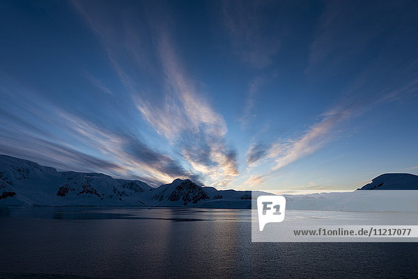 Gleichzeitiger Sonnenaufgang und Sonnenuntergang; Antarktis .