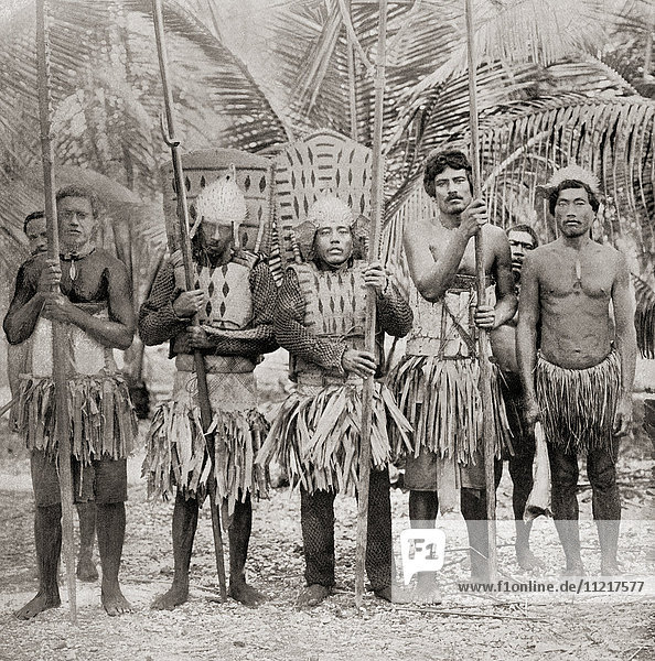 Krieger von den Gilbert-Inseln im Pazifischen Ozean. Die Gilbert-Insulaner erfanden eine Rüstung aus Kokosnussfasern  um sich gegen mit Haifischzähnen versehene Speere zu schützen. Nach einer Fotografie aus dem 19. Jahrhundert. Aus Customs of The World  veröffentlicht ca. 1913.