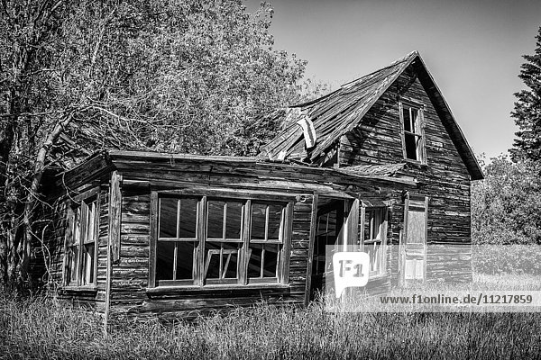 'Weathered wooden farmstead in the country; Winnipeg  Manitoba  Canada'