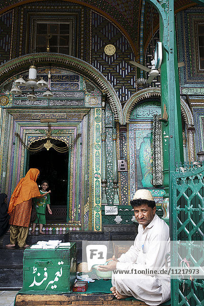 Szene vor dem Eingang zur Khanaqah der Schah Hamadan Moschee