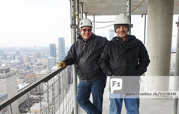 Bauarbeiter mit Blick aus dem 44. Stock eines neuen Gebäudes an der Yonge und College Street; Toronto  Ontario  Kanada