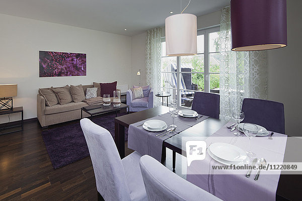 Interieur eines modernen Wohnzimmers mit lila Wandmalerei