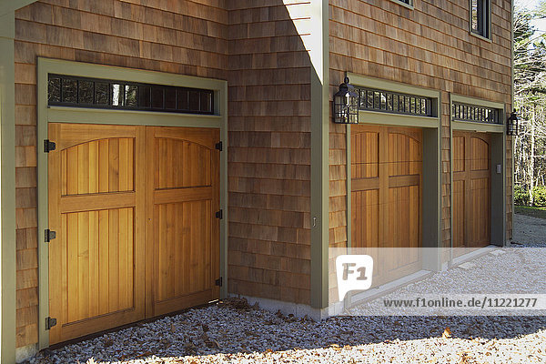 Holztüren in der Garage eines Einfamilienhauses