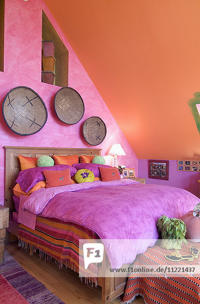 Schlafzimmer in leuchtendem Pink und Orange
