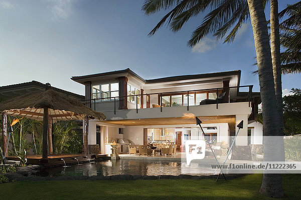 Modernes hawaiianisches Haus mit Taschentüren und umlaufendem Balkon