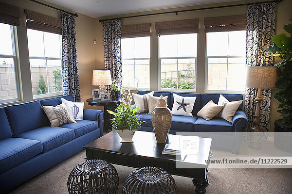 Blaue Sofas in einem traditionellen Wohnzimmer  Tustin  Kalifornien  USA