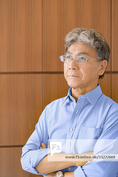 Modischer japanischer älterer Mann Porträt
