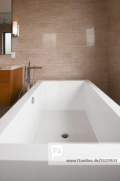 Modernes Badezimmer mit weißer Badewanne zu Hause