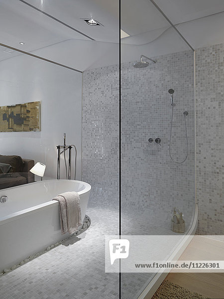 Modernes Badezimmer im Schlafzimmer mit Glaswand