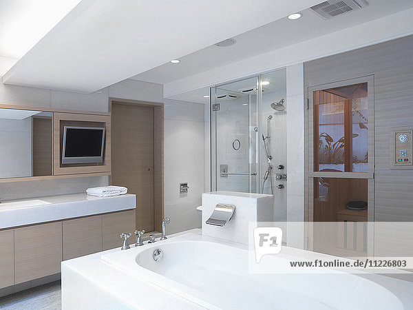 Modernes Badezimmer mit großer Badewanne und Sauna