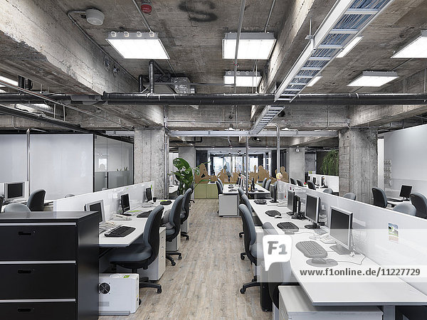 Modernes Industriebüro mit Reihen von Computern