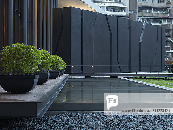 Reflexionsbecken vor einem modernen Gebäude