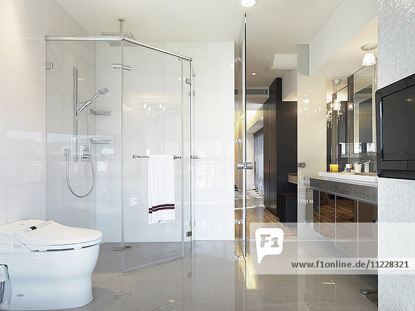 Sauberes  modernes Badezimmer mit großer Glasdusche