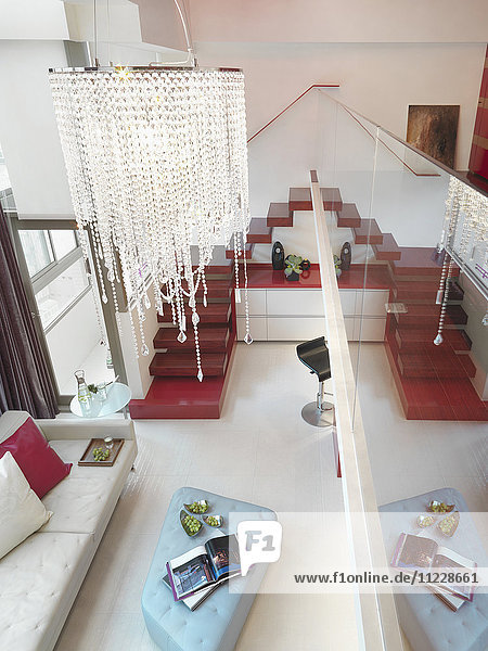 Modernes Wohnhaus mit Perlenkronleuchter