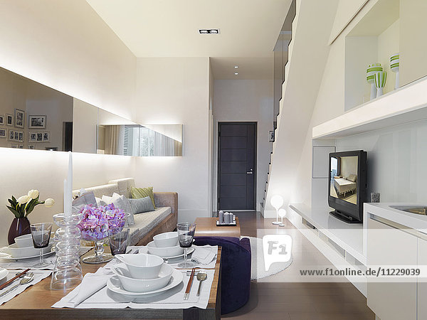 Küche und Wohnzimmer in einem modernen Mehrfamilienhaus