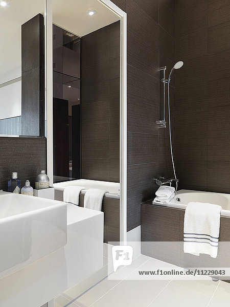 Braunes und weißes modernes Badezimmer