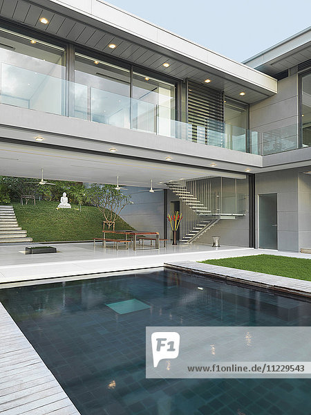 Schwimmbad außerhalb des offenen modernen Hauses