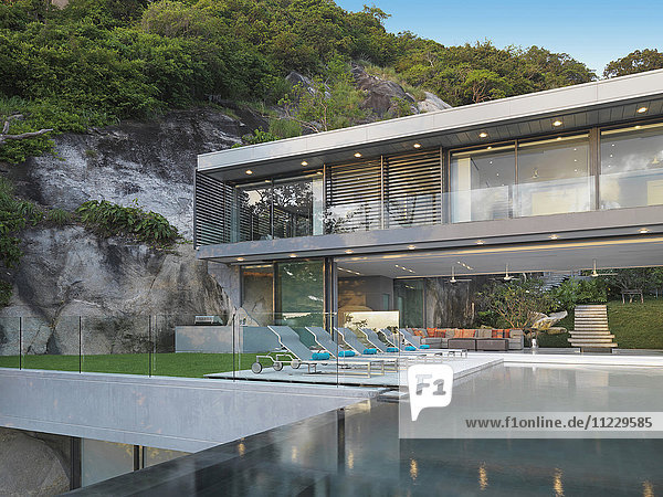 Mehrstöckiges modernes Haus mit Schwimmbad vor der Tür