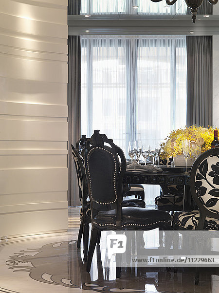 Runder Esstisch in einem eleganten  modernen Haus