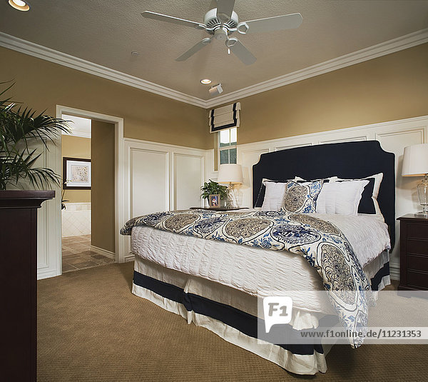 Master Bedroom With Wainscoting And Crown Molding Amerika