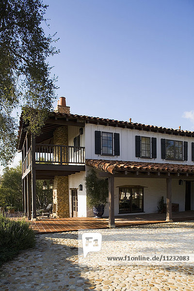 Außenansicht eines Hauses im spanischen Stil und Landschaft