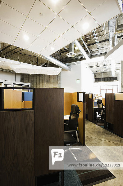 Detail eines modernen Büroraums mit Trennwänden