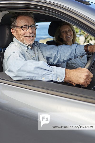 Älterer Mann im Auto