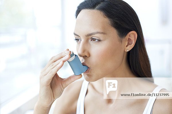Junge Frau mit Inhalator