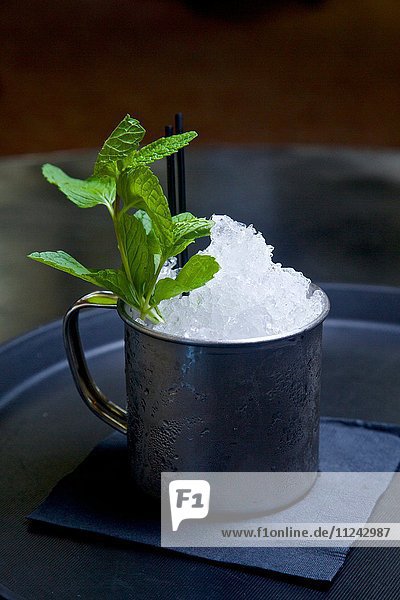 Mojito-Cocktail in Zinnbecher mit Minzzweig  Nahaufnahme