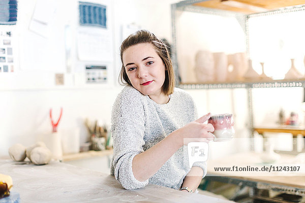 Künstlerin entspannt sich bei Kaffee im Töpfer-Atelier