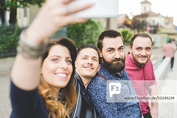 Gruppe von Freunden  die Selfie am Straßenrand nehmen