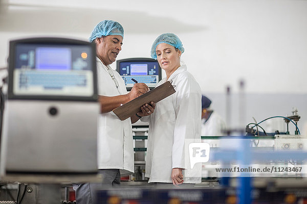 Labortechniker prüfen Ausrüstung im Labor der Verpackungsfabrik