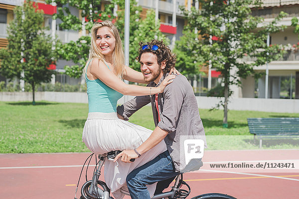 Paar auf dem Fahrrad im Park
