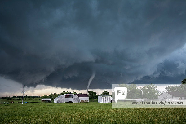Ein als EF4 eingestufter Tornado - mit Windgeschwindigkeiten von 166 bis 175 Meilen pro Stunde - traf ein Stadtviertel in Katie  Oklahoma