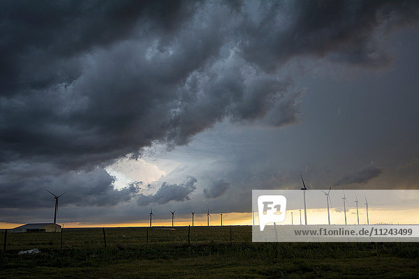 Schwere Stürme drohen in der Nähe von Windkraftanlagen bei Sonnenuntergang  südlich von Dumas  Texas