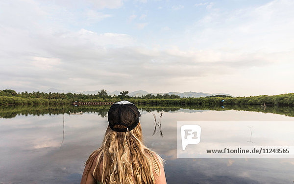 Rückansicht einer jungen Frau mit Blick auf den See  Gili Meno  Lombok  Indonesien