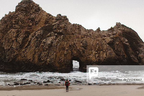 Wanderer genießt Aussicht am Strand  Big Sur  Kalifornien  USA