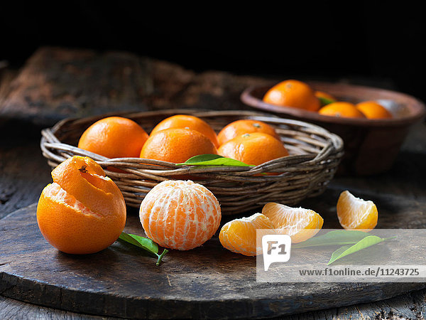 Frische Bio-Früchte  kernlose Mandarinen mit Blättern