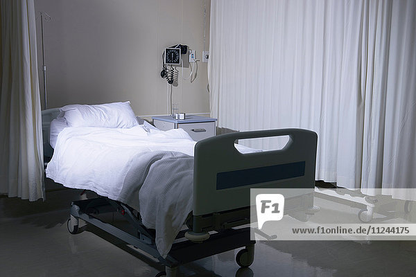 Ungemachtes Krankenhausbett auf der Krankenhausstation leeren
